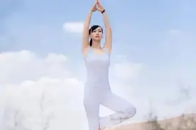 练瑜伽如何防止胸部下垂图片
