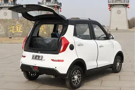 飞鸽推出这2款电动四轮车，能代步接娃，适合60岁以上老年人使用图片