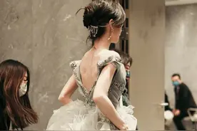 Baby跨年发型大爆火！穿露肩公主裙央视脸美得开挂，成晚会大赢家图片