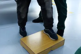 脑中风后，走路时，脚指僵硬，抓地，并伴有疼痛，5个方法教你有效解决图片