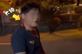 湖南张家界 一男子与朋友玩闹将自行车锁套在脖子上，不料钥匙断裂无法取下图片