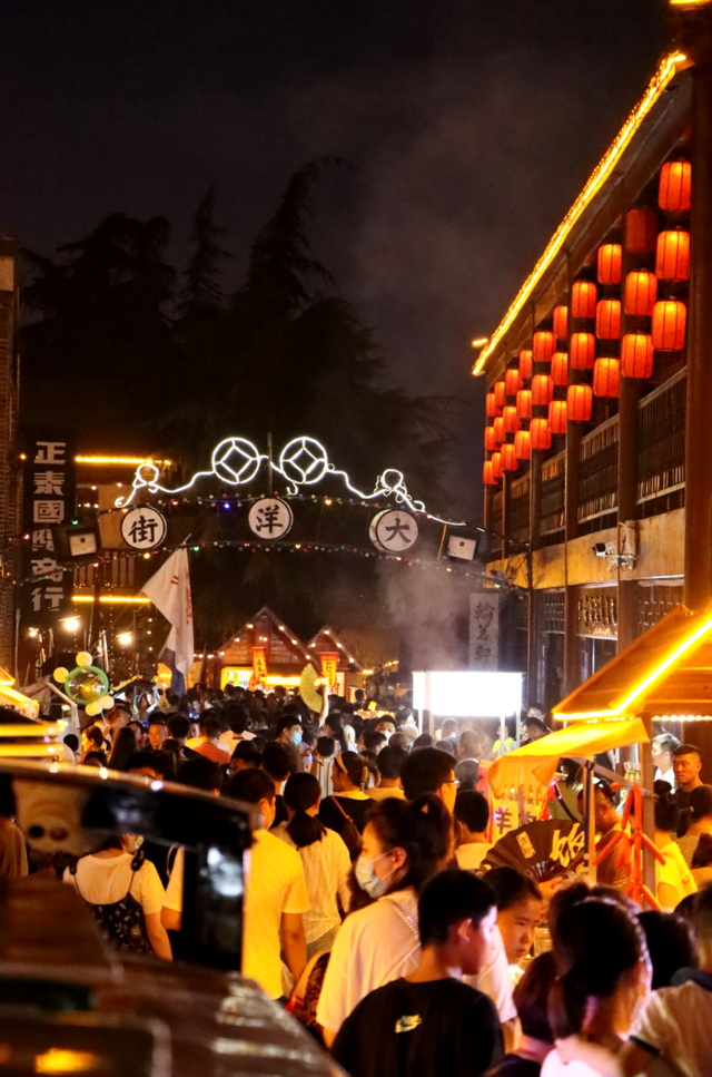 �����ȹ���ڡ�ϲӭ��ʮ�󡱡�����������ʽ��������࣬�����˲�ͣ��