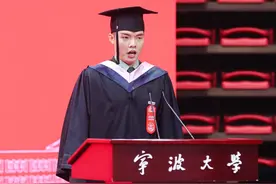 “这是一个晴朗的早晨……”毕业典礼退役大学生士兵齐唱燃爆全场！图片