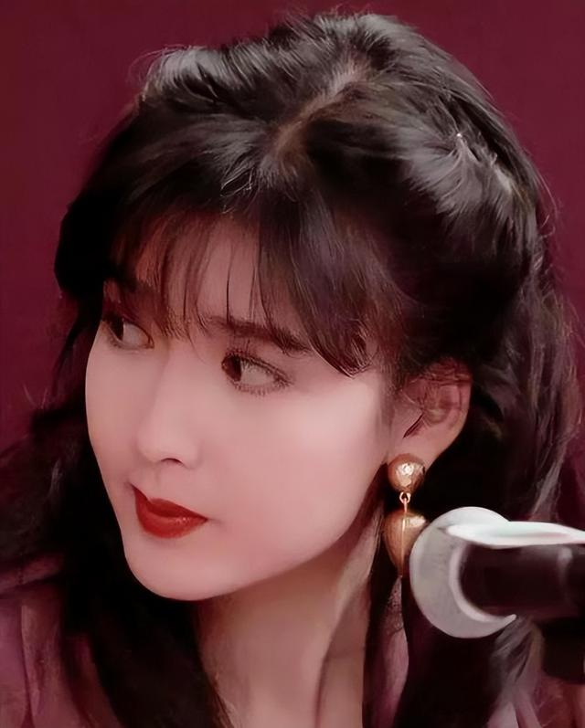 周慧敏资料简介,香港"玉女掌门人"周慧敏的演艺生涯和感情纠葛_娱乐