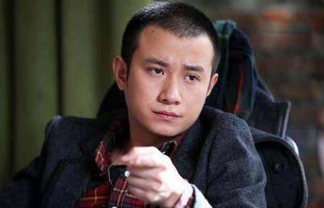 浴缸陪睡、助理手接口水、“跪式服务”，这些明星哪来的优越感？