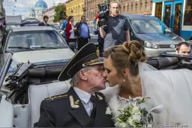 俄罗斯19岁女孩倒追79岁大爷，女孩每天一封情书，大爷彻底沦陷图片