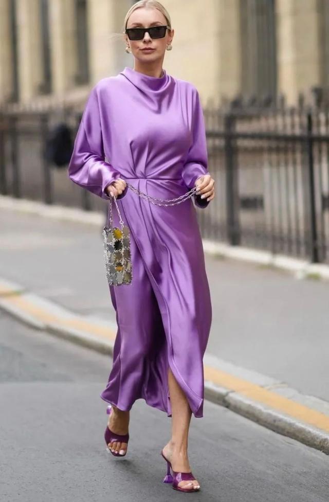 1紫色毛衣搭配黑色牛仔裤,成熟稳重,时尚优雅女性也很喜欢紫色,紫色