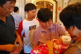 孩子满月酒变争端，舅舅外甥闹翻天！图片