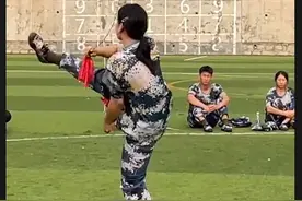女孩军训间隙表演九节鞭震惊全场图片