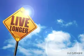 101岁老人步履稳健，精神矍铄，还能自己洗衣服！应华民长寿只靠3件事？图片