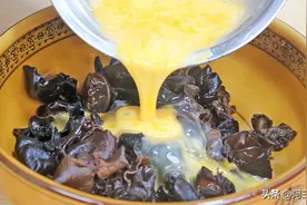 黑木耳里淋入2个鸡蛋，筷子一搅，这样做超解馋，比大鱼大肉还香图片