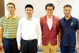 港星黄百鸣一家回内地老家！浩浩荡荡13人同行，百年祖居开心留影图片