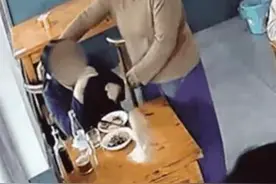 看到一女子在店内独自喝酒流泪 常州一面馆老板娘的暖心做法感动全网图片
