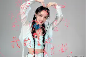 校花出道入行十年，归来仍是社畜？图片