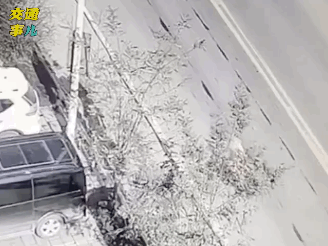 一组动图警示你：轮胎脱落殃及无辜！出发之前一定检查自己的车况。图片