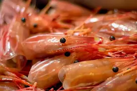 为什么有些人吃虾去虾头，有些人不去虾头？虾头到底可不可以吃？图片