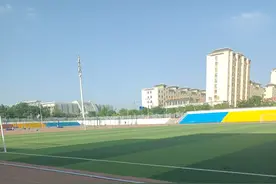 她的一次摔倒，让所有学校体育场不敢再对外开放。图片