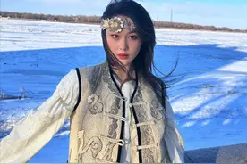 张馨予打卡佳木斯，穿赫哲族服装“鱼皮衣”拍美照：我身上这件，世界上独一无二图片