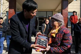 1943年，37岁山东汉娶17岁俄国美女，瘫痪15年妻子不离不弃图片