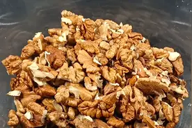 自制芝麻核桃糕，软糯香甜不粘牙，比花生糖好吃，家里必备小零食图片