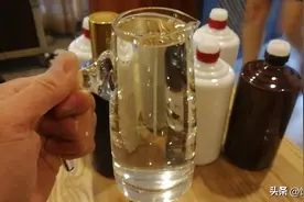 今天才知道，白酒中加入几滴清水，好酒假酒立显“原形”，涨知识图片