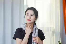 38岁女领导放弃羞涩，尽显成熟韵味，让刚来的实习生过足了瘾图片