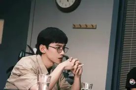 白敬亭戴眼镜的样子帅气阳光，看着特别斯文，少年感满满的图片