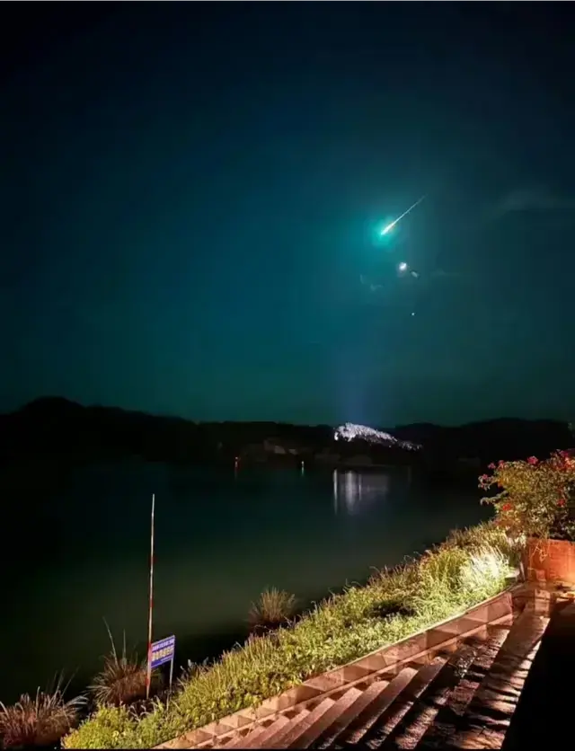 昨晚成都上空惊现UFO，是外星人造访地球还是成飞高科技飞行器？