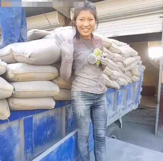 让女主播脱衣服，直播惊动警察，4000万网红二驴的下场，大快人心