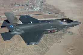 日本F-35战斗机：从研发到大面积使用，一直被我国歼-20死死压制图片