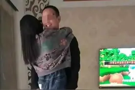女大避父？女孩和爸爸紧紧相拥，因姿势太“亲密”引争议图片