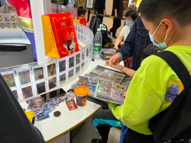 200万集不齐奥特曼卡，中国一亿小学生正在破产？