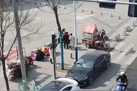 陕西西安：两女子发生矛盾在路边拉扯，吃瓜群众看热闹挤满天桥图片