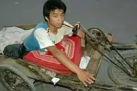 5岁时被亲生父亲踢成半身不遂，瘫痪近三十年，靠贴膜买下一套房图片