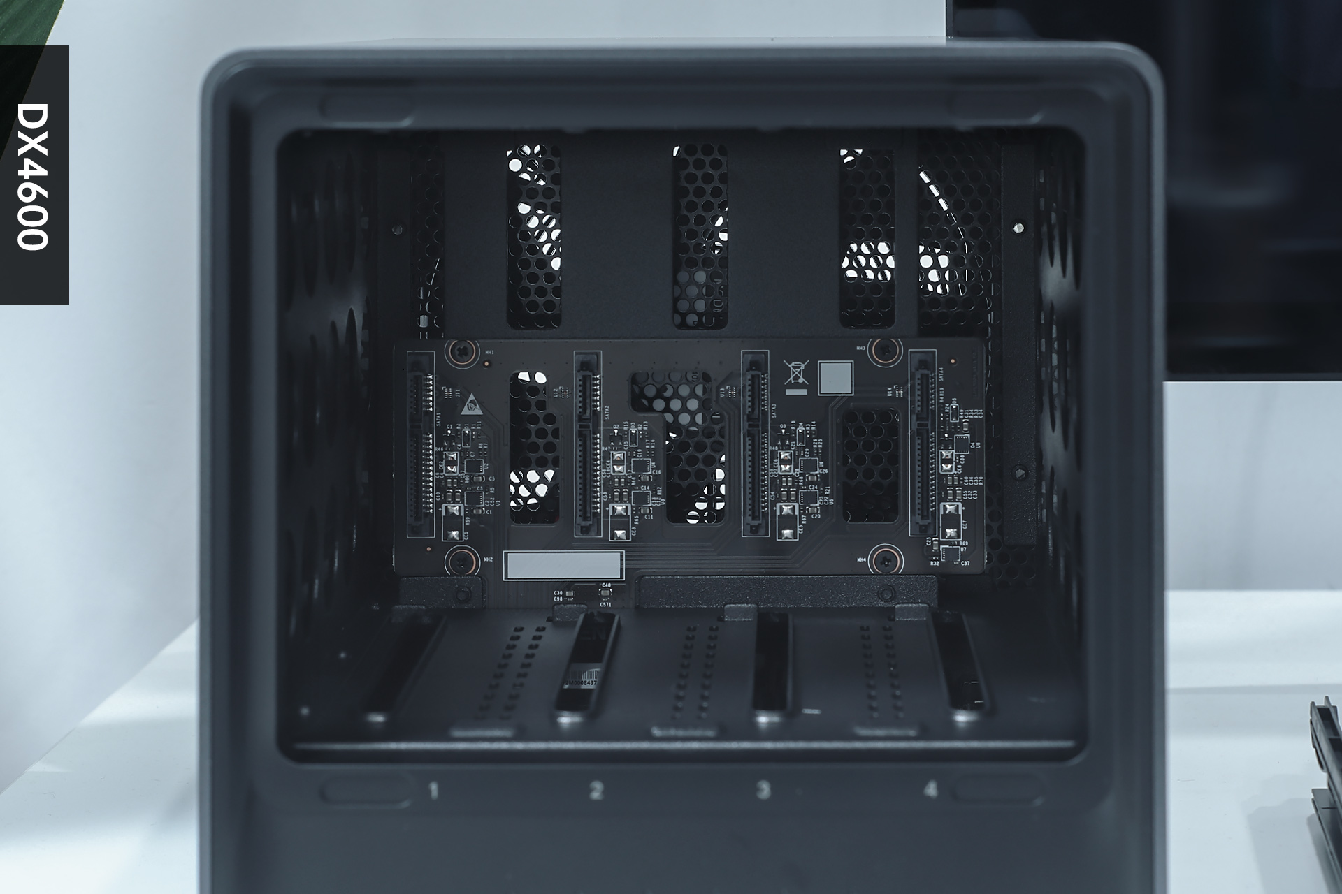 同时兼顾易用和专业的NAS是什么体验？绿联DX4600 PRO开箱