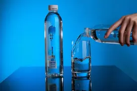 曝光市场上这些瓶装水的“内幕”——教你正确选取矿泉水图片