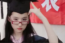 10岁上中学，15岁考入北电，刘亦菲的学籍有没有造假？图片