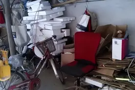 床板放过道被当废品卖了，女失主向保洁索赔17万，法院判了图片