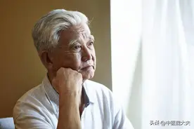 只是老了，并不是生病！50岁后，身体出现这4个表现，挺正常的图片