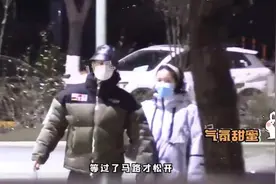 张晚意疑似恋情曝光，与女生一同回家被拍，两人亲密挽手不避嫌图片