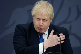 制造数百万难民，英国却不承担责任，花1亿送往非洲，联合国痛批图片