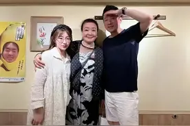 汪小菲在日本与美女富婆相伴，前凸后翘撞名大S，醉酒后合照曝光图片