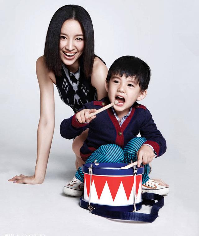 潘粤明与董洁离婚8年：他摆脱抑郁收获真爱，她带儿子苦度光阴