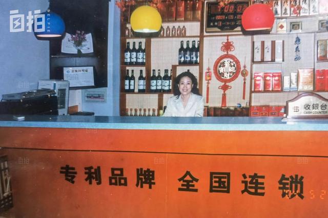 女子穿警服半辈子 60岁后走秀拿奖
