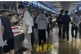 中秋节螃蟹“横着走”，价格翻番还得靠抢图片