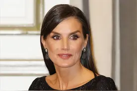 西班牙王后难得隆重！穿刺绣礼服配黑钻耳环亮相，仪态很好脸不僵图片