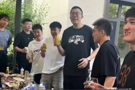 韩德君豪宅宴请辽篮全队!最美太太团F4出道,郭艾伦抢小孩自行车玩图片