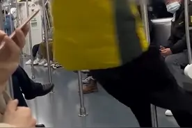 男子在地铁上抓住扶手疯狂转圈，地铁客服：暂未接到投诉，会加强管理和监控图片