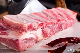 肉摊老板为何剁排骨总用厚菜板，原来不是因为实用，而是藏有猫腻图片