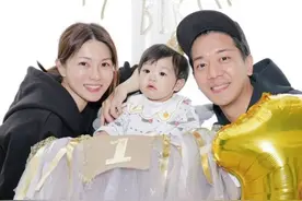 黎诺懿一家人在家为小儿子庆祝1岁生日 一家四口开心拍下全家福图片